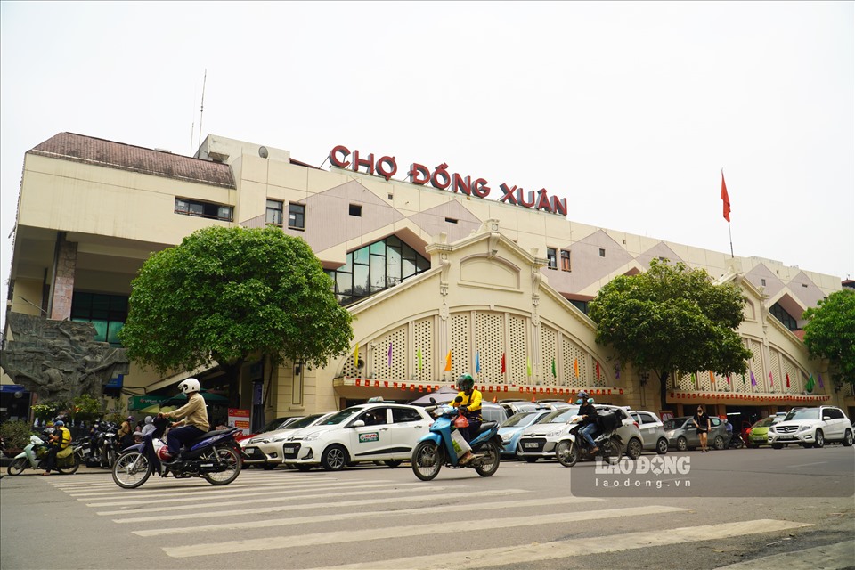 Chợ Đồng Xuân vốn là khu chợ đầu mối, là không gian mua bán của nhiều tiểu thương và là sự lựa chọn của nhiều người dân thủ đô Hà Nội. Thời gian qua, do ảnh hưởng của dịch bệnh COVID-19, nhiều tiểu thương tại khu chợ sầm uất nổi tiếng này phải đối mặt với cảnh hàng hoá ế ẩm, vắng khách.
