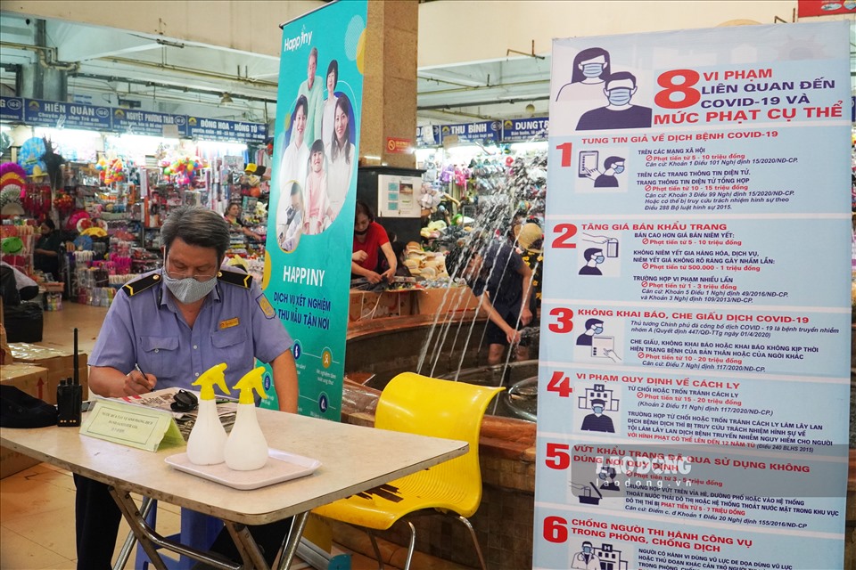 Theo ghi nhận của PV Lao Động, hiện nay, khu chợ Đồng Xuân này đã đặt gần 70 các biển thông báo, banner về các biện pháp phòng, chống dịch bệnh COVID-19, trong đó nêu rõ thông điệp “5K” của Bộ Y tế.