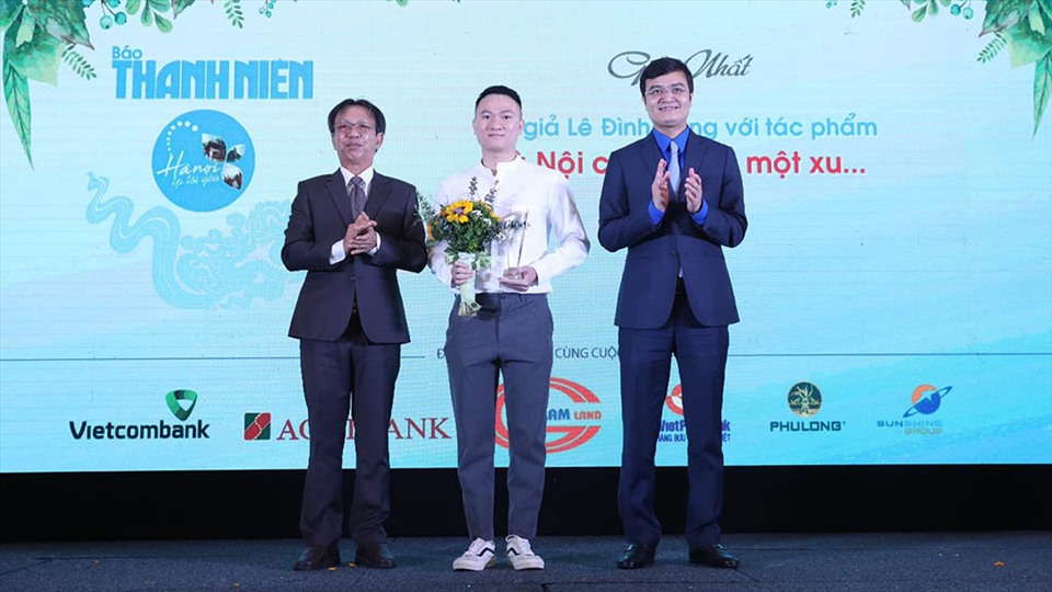Tác giả Lê Đình Trung với tác phẩm “Hà Nội chẳng tốn một xu” đoạt giải Nhất cuộc thi. Ảnh: BTC.