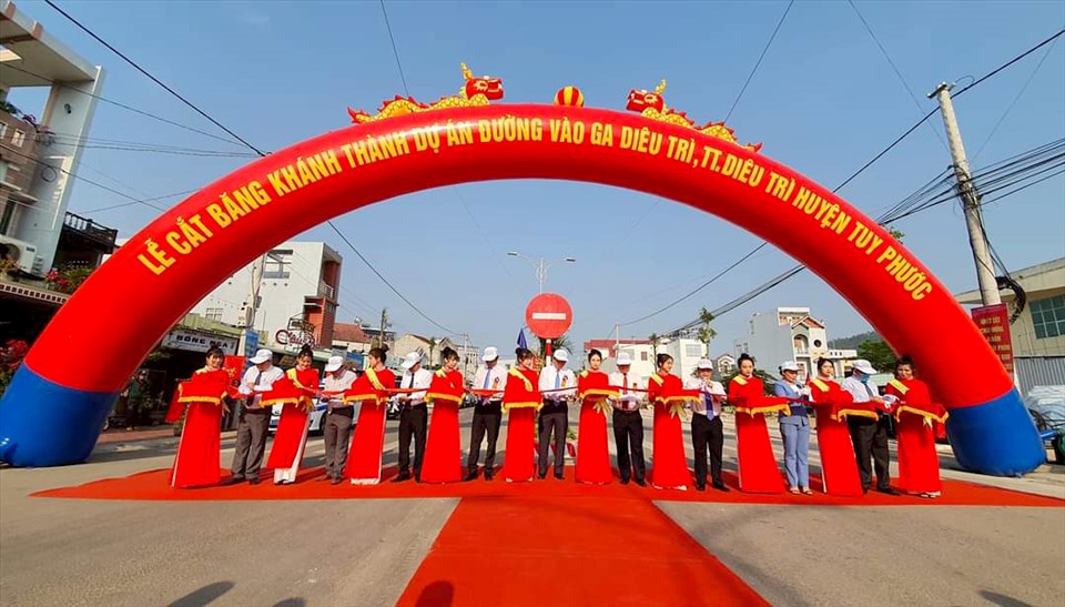 UBND tỉnh Bình Định tổ chức Lễ khánh thành 3 dự án gồm: Dự án đường vào ga Diêu Trì; nâng cấp, mở rộng đường vào sân bay Phù Cát, đoạn QL1 đến cổng sân bay và Dự án kè xã Nhơn Hải.