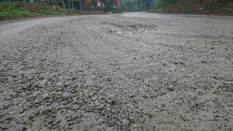 Lực lượng CSGT tại Trạm Cân km28, huyện Yên Bình, tỉnh Yên Bái cho biết, trong tháng đã xảy ra nhiều vụ tai nạn nhưng may mắn không có thiệt hại về người. Một phần nguyên nhân là xe khi lưu thông do đường trơn, cua dốc do bất cẩn nên tự đổ.
