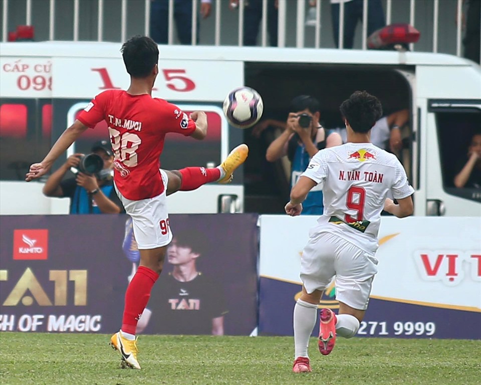 Trung vệ Trương Ngọc Mười bị đánh giá không đủ trình độ thi đấu V.League. Ảnh: Fanpage CLB TPHCM.