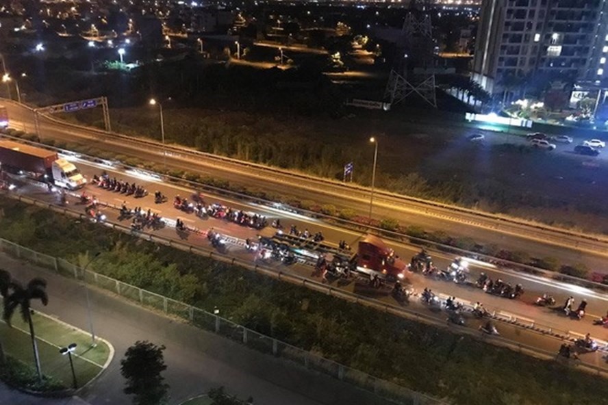 Hàng trăm quái xế đua xe trái phép trên cao tốc. Ảnh: Chụp từ Video clip