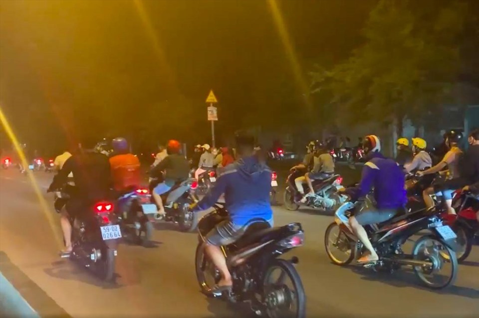 Một nhóm thanh niên tụ tập nẹt pô, đua xe ở khu vực đường Trần Văn Giàu (huyện Bình Chánh, TPHCM). Ảnh: Hữu Huy