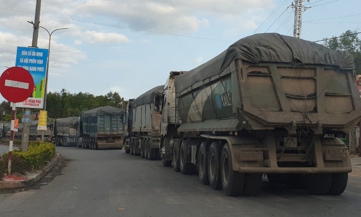 Đoàn xe chở than quá tải trọng cho phép được ghi nhận chạy trên Quốc lộ 9 đoạn qua tỉnh Quảng Trị. Ảnh: HT.