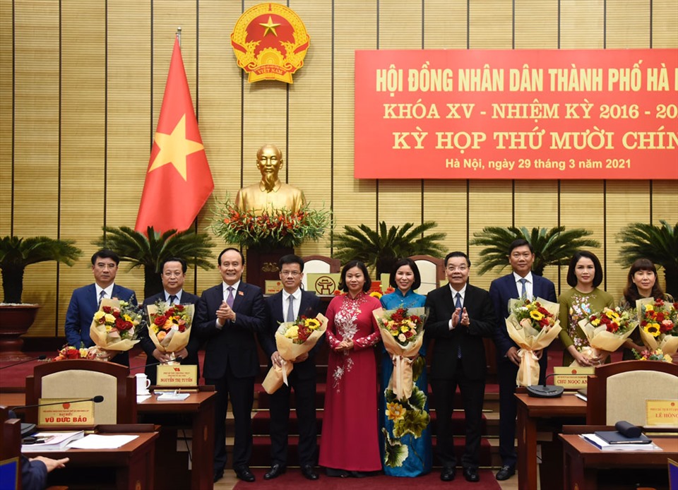 Lãnh đạo TP.Hà Nội tặng hoa, chúc mừng các tân Ủy viên UBND thành phố Hà Nội. Ảnh: Viết Thành