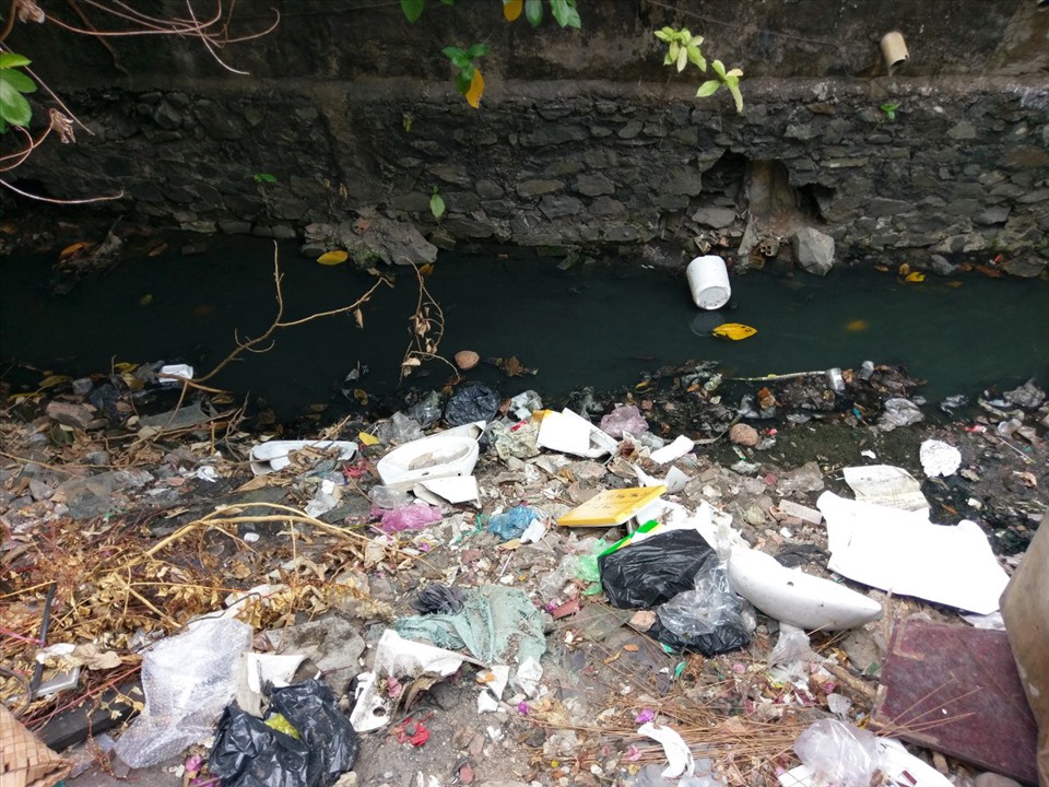 Người dân tập kết rác thải thành đống dọc bờ kênh, mỗi khi có mưa lớn số rác này tràn xuống kênh gây tắc nghẽn cống.