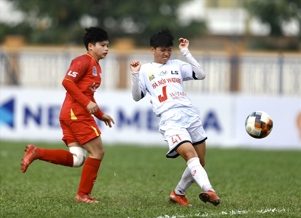 Vũ Thị Hoa (áo trắng) lập cú đúp trong chiến thắng mở đầu lượt về của U19 nữ Hà Nội Watabe. Ảnh: Minh Hoàng