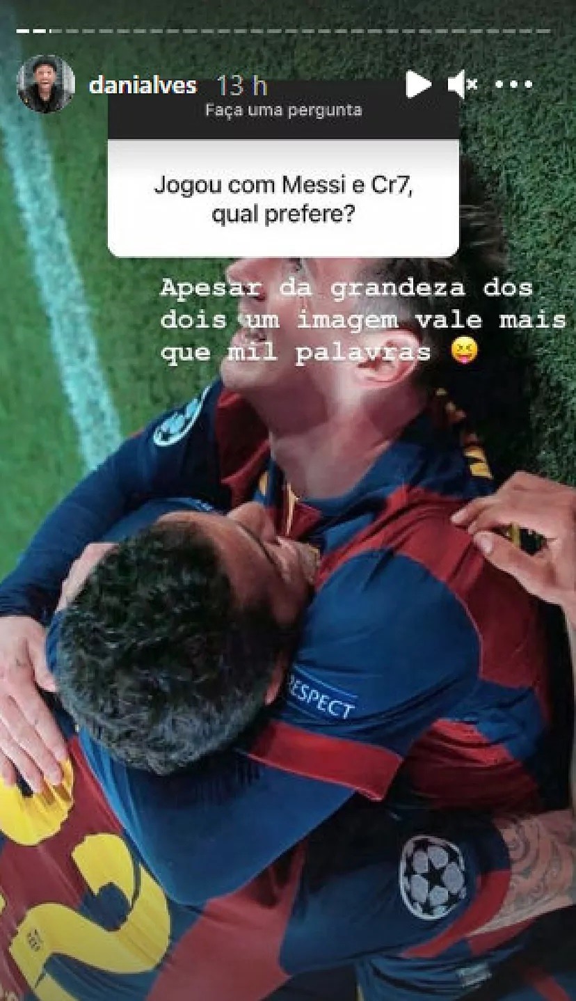 Hình ảnh Alves chia sẻ trên trang cá nhân khẳng định Lionel Messi xuất sắc hơn Cristiano Ronaldo. Ảnh: Instagram