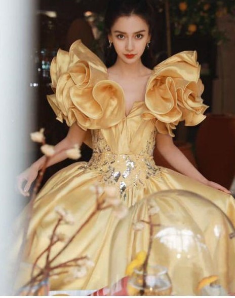 Cũng tại sự kiện, người đẹp thay đầm vàng cầu vai hoa 3D thuộc bộ sưu tập Thu Đông 2020 Haute Couture của nhà mốt Elie Saab. Trang phục được nhiều khán giả đánh giá nổi bật trong Đêm hội Weibo.