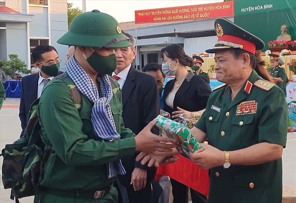 Thượng tướng Nguyễn Phương Nam, Phó tổng Tham mưu trưởng QĐND Việt Nam tặng quà đọng viên các tân binh lên đường nhập ngũ. Ảnh: Nhật Hồ