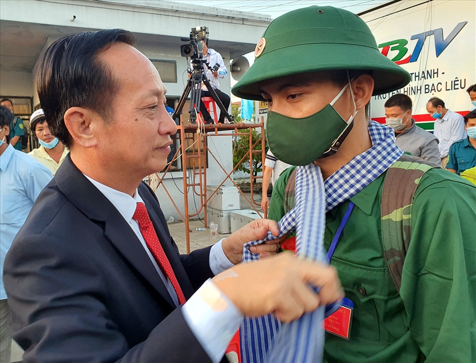 Chủ tịch UBND tỉnh Bạc Liêu Phạm Văn Thiều động viên cho các tân binh lên đường nhập ngũ. Ảnh: Nhật Hồ