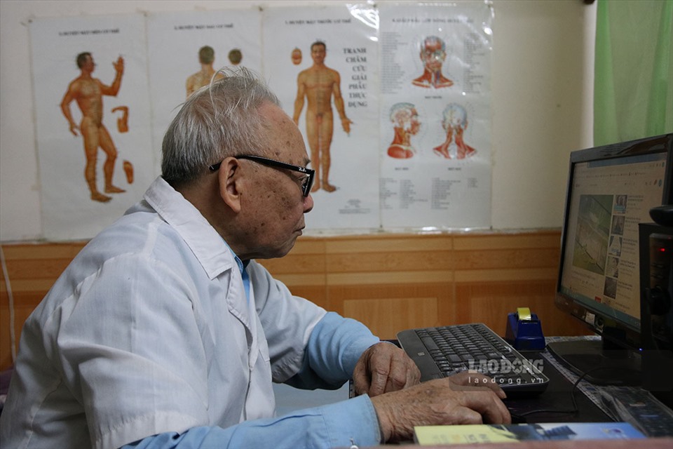 Dù đã 87 tuổi nhưng bác sĩ Nguyễn Văn Chương vẫn tận tụy, hết lòng chữa bệnh cho mọi người. Ảnh: Kim Anh