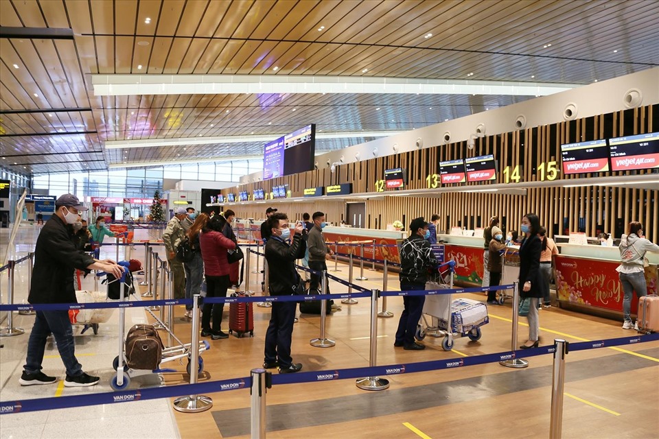 Những hành khách đầu tiên trong ngày Sân bay Vân Đồn chính thức hoạt động trở lại. Ảnh: CTV