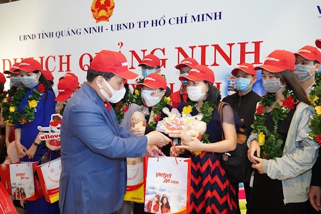 Giám đốc điều hành Vietjet Đinh Việt Phương tặng quà hành khách. Ảnh VJC