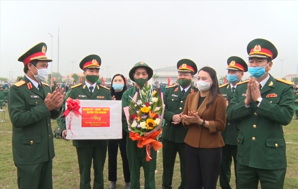 Lãnh đạo tỉnh Ninh Bình tặng hoa chúc mừng các tân binh trước giờ lên đường nhập ngũ. Ảnh: NT