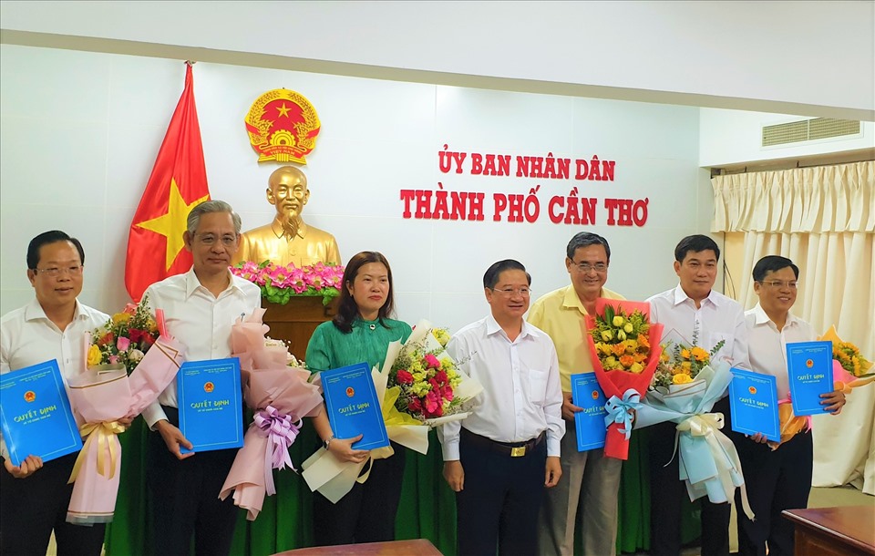 Chủ tịch UBND TP.Cần Thơ Trần Việt Trường trao quyết định và chúc mừng các đồng chí đã nhận nhiệm vụ mới. Ảnh:P.V
