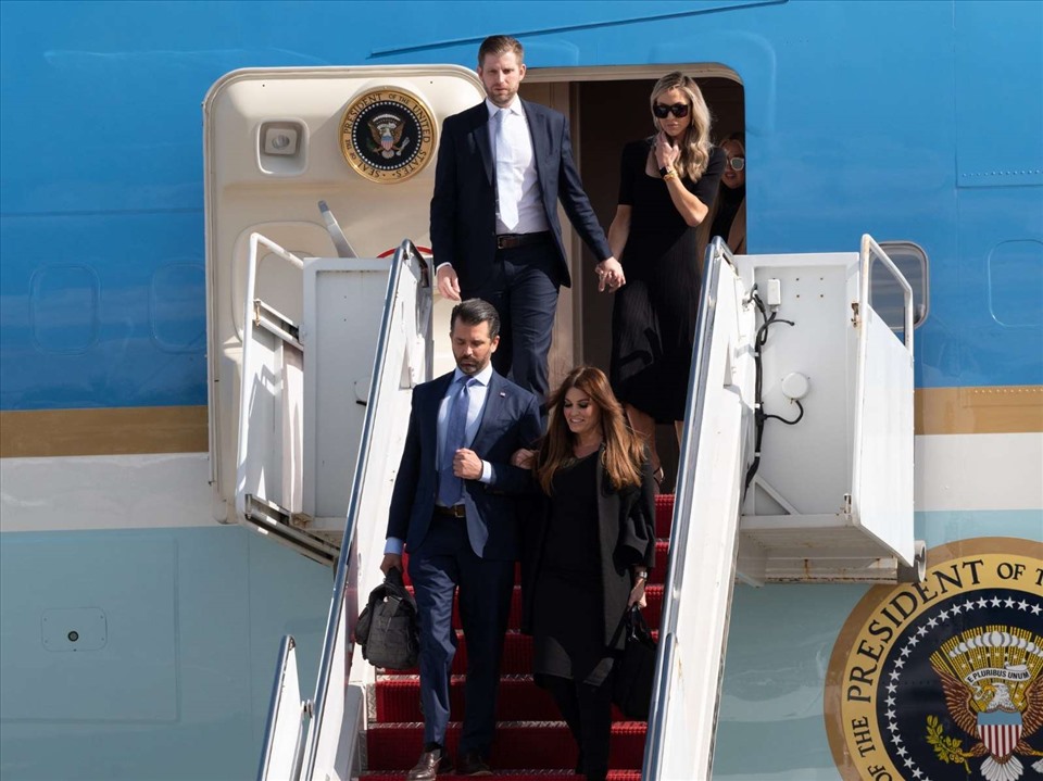 Eric Trump, Lara Trump, Donald Trump Jr., và Kimberly Guilfoyle đến Mar-a-Lago ngày 20.1.2021. Ảnh: AFP/Getty Images