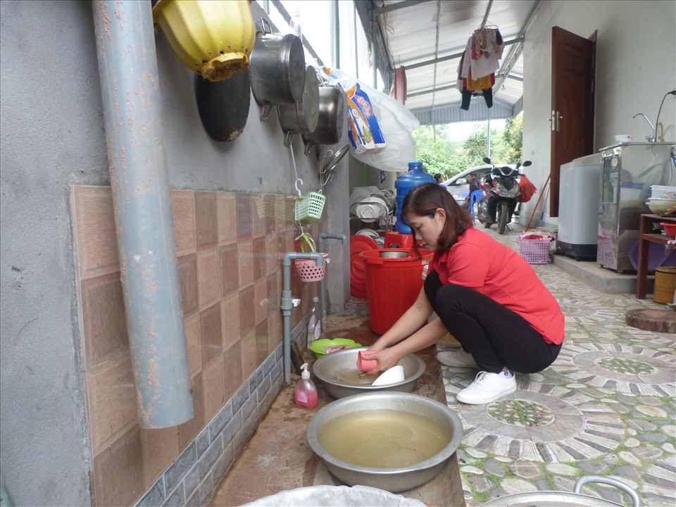 Gia đình bà Trần Thị Hà và nhiều hộ dân khác trong thôn đang phải sử dụng nguồn nước không đảm bảo vệ sinh.