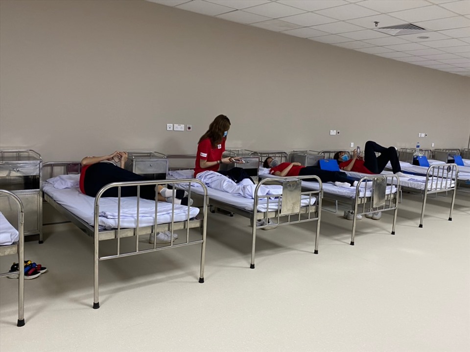 Sau khi tiêm, các tuyển thủ được nghỉ tạm thời tại khu lưu trú của Viện Quân y 108 để quan sát vaccine có phản ứng với cơ thể không.