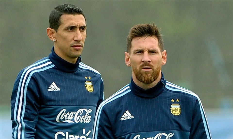 Aguero muốn tái ngộ Lionel Messi ở Barcelona hay Angel di Maria tại Paris Saint Germain? Ảnh: AFP