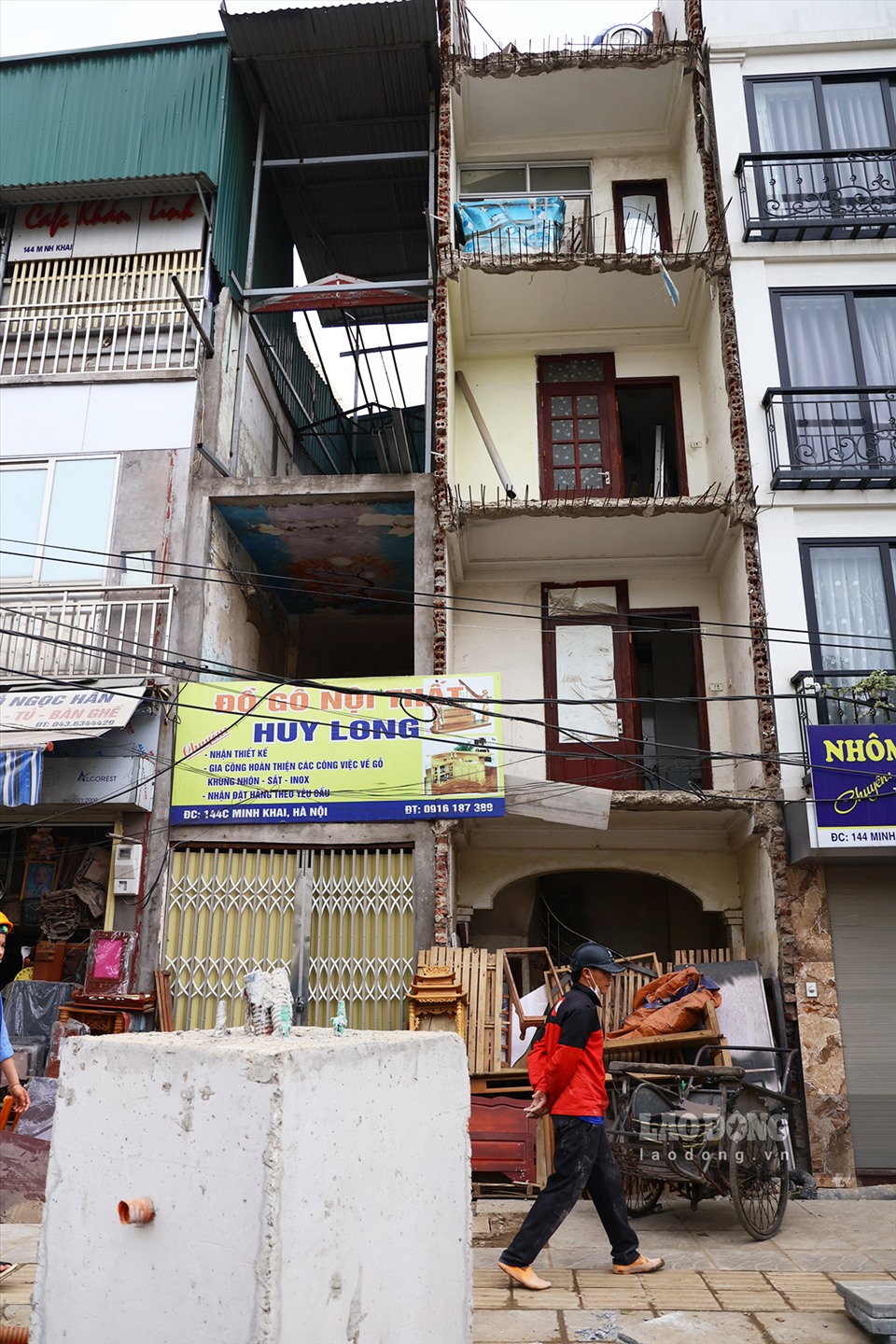 Dọc tuyến đường Đại La - Minh Khai, nhiều căn nhà đang xây mới trong tình cảnh tương tự.