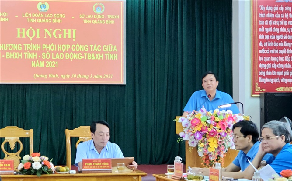 Chủ tịch LĐLĐ Quảng Bình Phạm Tiến Nam phát biểu tại hội nghị. Ảnh: Lê Phi Long