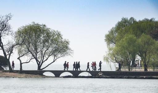 Khách du lịch thăm công viên Yuantouzhu ở hồ Thái Hồ ngày 13.3.2021. Ảnh: Xinhua