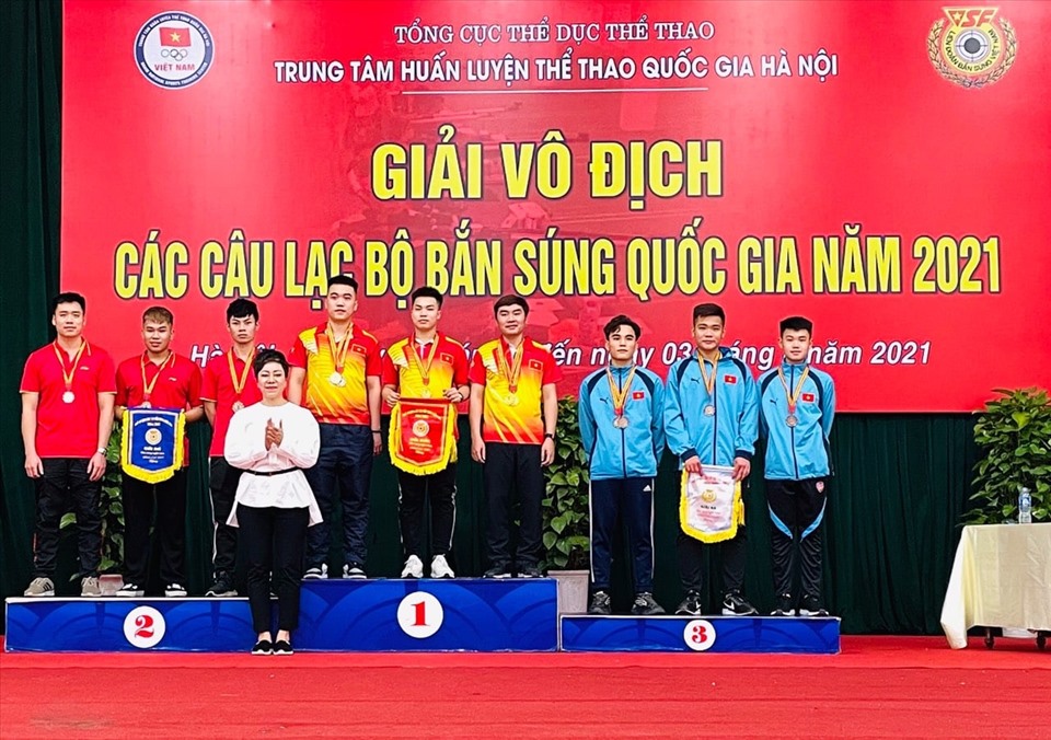 Huấn luyện viên Nguyễn Thị Nhung trao giải cho các vận động viên tại giải vô địch các câu lạc bộ bắn súng quốc gia 2021. Ảnh: Hữu Trưởng
