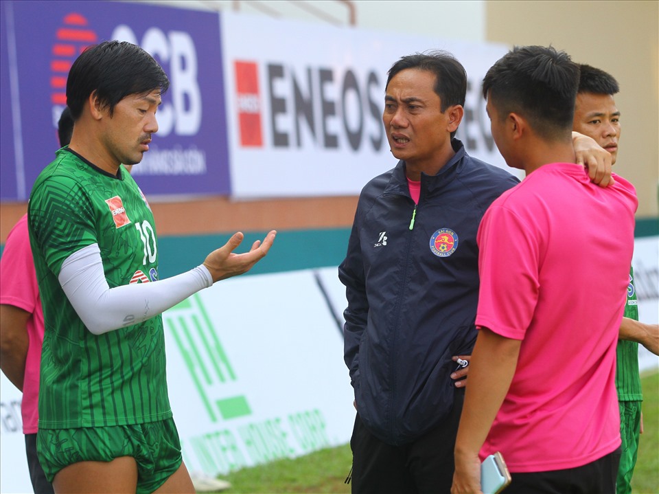 Trước khi bắt đầu buổi tập, huấn luyện viên Phùng Thanh Phương dành khá nhiều thời gian để trao đổi với ban huấn luyện cũng như hỏi thăm tình hình sức khoẻ Daisuke Matsui và Đỗ Merlo.