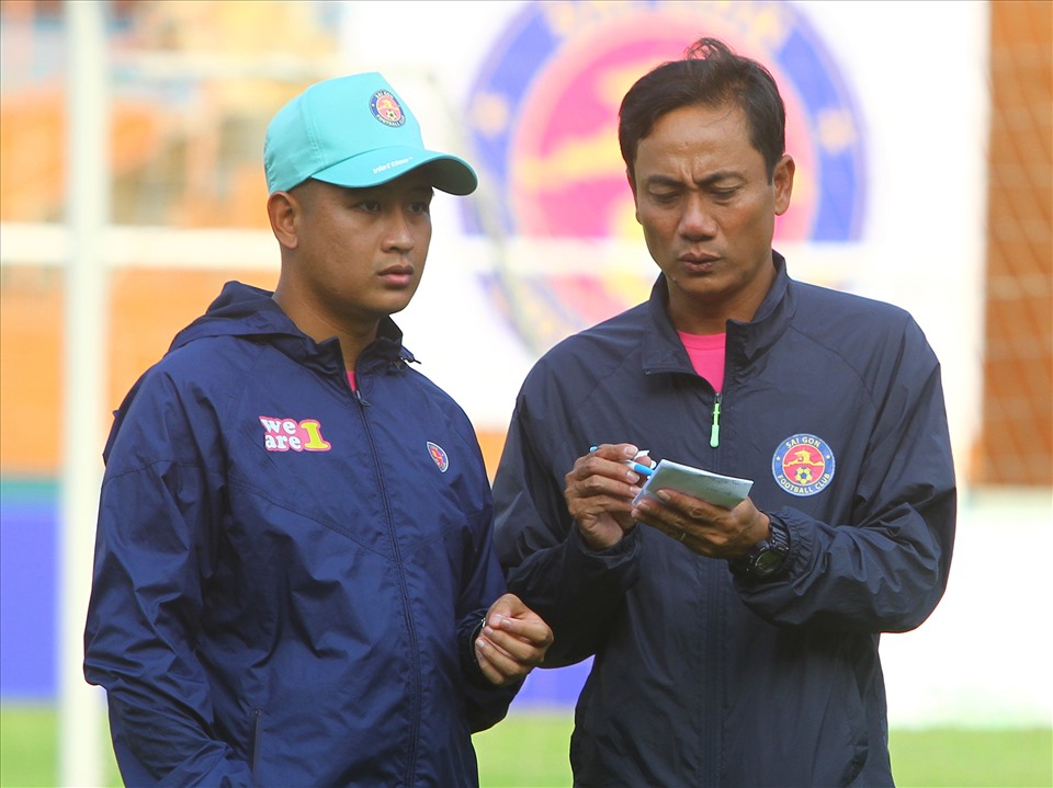 Cựu tuyển thủ Trương Đình Luật sẽ là trợ lý của ông Phương ở Sài Gòn. Cựu trung vệ gốc Nghệ An từng thi đấu cho TPHCM khi ông Phùng Thanh Phương làm trợ lý cho huấn luyện viênMiura trước đây.
