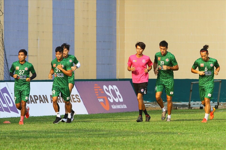 Chiều 30.3, câu lạc bộ Sài Gòn có buổi tập trên sân Thành Long (huyện Bình Chánh, TPHCM) để chuẩn bị cho trận đấu gặp Viettel ở vòng 7 V.League 2021. Đây là buổi tập đầu tiên của đội chủ sân Thống Nhất sau khi sa thải huấn luyện viên Shimoda và bổ nhiệm ông Phùng Thanh Phương.