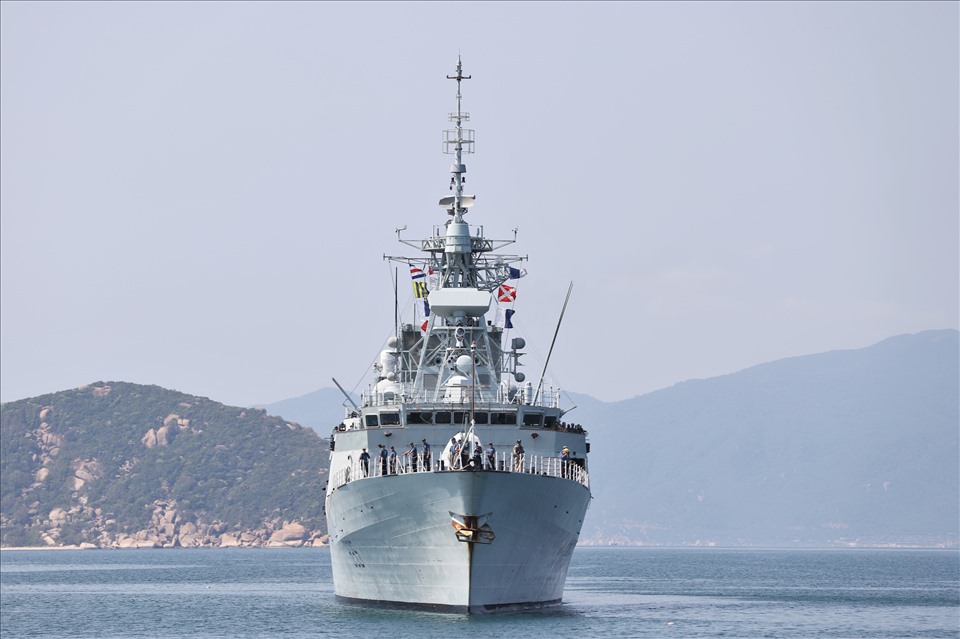 Tàu hải quân hoàng gia Canada Calgary có chuyến thăm kỹ thuật đầu tiên đến Việt Nam. Ảnh: N.H