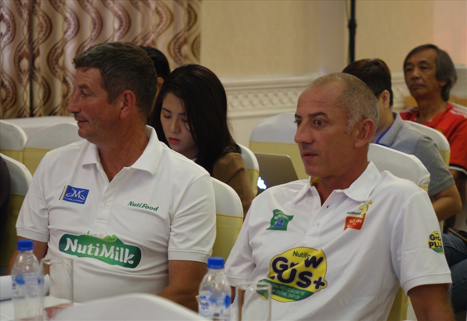 Huấn luyện viên Guillaume Graechen (phải) sẽ được hỗ trợ ông Franck Durix hỗ trợ về chuyên môn. Ảnh: Nguyễn Đăng.