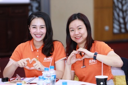 CEO trà sữa YIHETANG Nguyễn Viên An (bên trái)