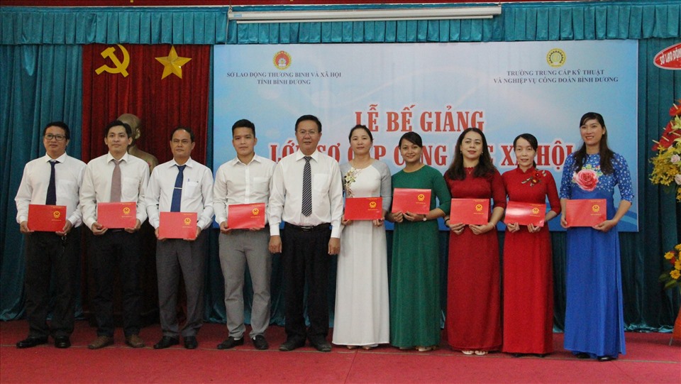 Ông Hà Minh Trung - Phó giám đốc Sở Lao động thương binh và xã hội Bình Dương trao chứng chỉ cho các học viên. Ảnh: Đình Trọng