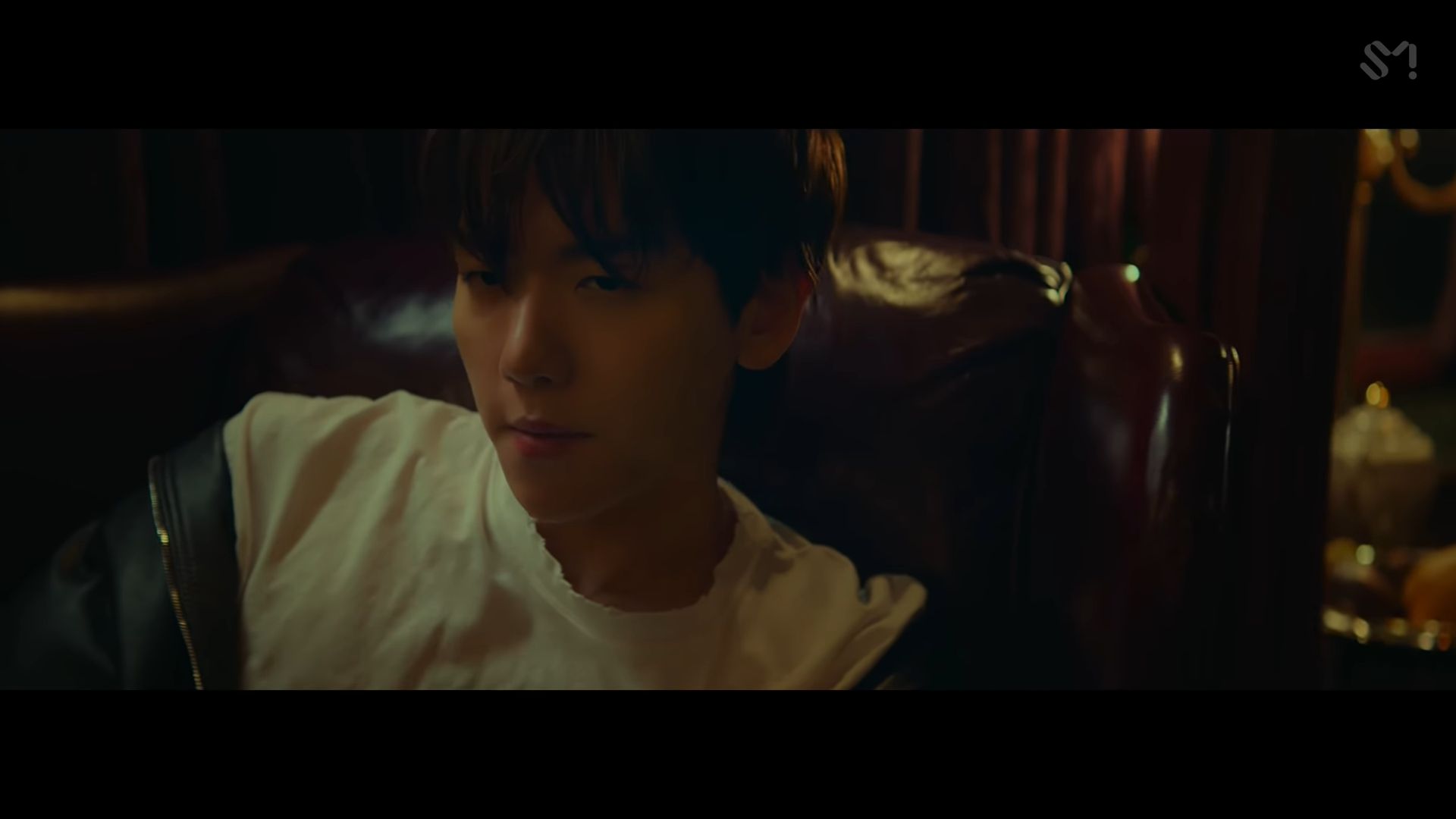 Hình ảnh của Baekhyun trong MV “Bambi“. Ảnh chụp màn hình