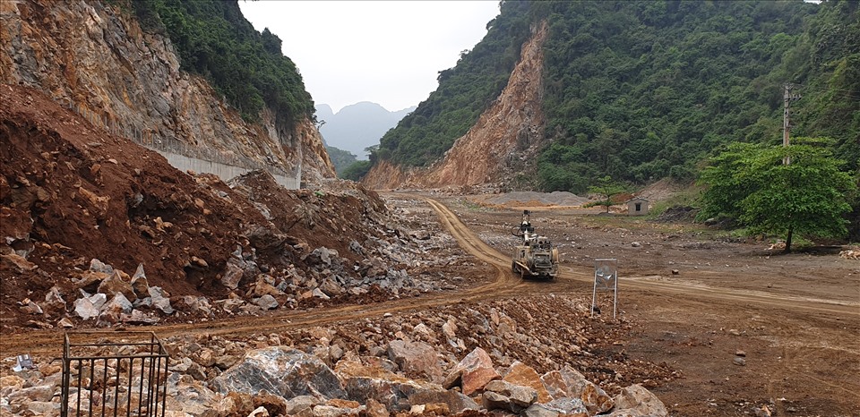 Đường kết nối hạng mục đường hầm xuyên núi với TP.Cẩm Phả. Ảnh: Nguyễn Hùng