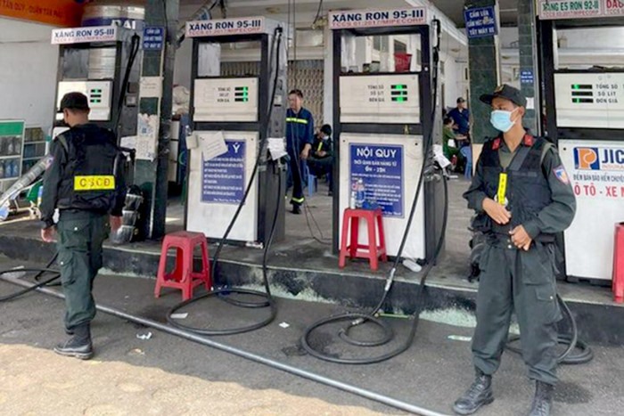 Công an Đồng Nai vừa khám xét thêm 6 trạm xăng dầu tại TP HCM, Long An liên quan vụ 2,7 triệu lít xăng giả. Ảnh: BCA