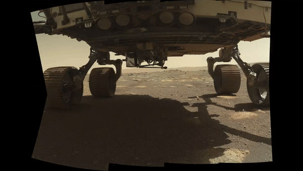 Bên dưới tàu vũ trụ Perseverance, trực thăng sao Hỏa của NASA Ingenuity mở một nửa số chân xuống bề mặt sao Hỏa hôm 29.3. Đây là trực thăng đầu tiên trên sao Hỏa. Ảnh: NASA.