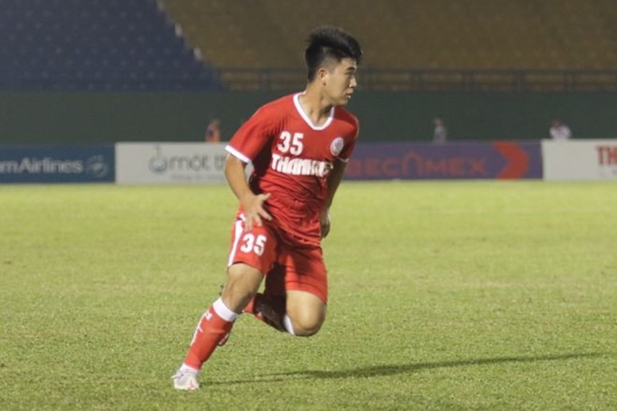 Thái Bá Đạt ghi bàn thắng “siêu phẩm” từ giữa sân tại vòng chung kết U19 Quốc gia 2021. Ảnh: Bảo Hằng