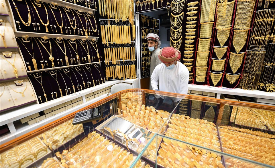 Một cửa hàng vàng trong chợ vàng Gold Souk nổi tiếng ở Dubai. Ảnh: AFP