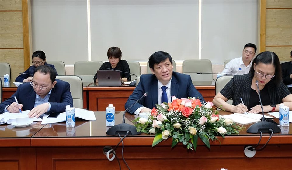 Bộ trưởng Bộ Y tế Nguyễn Thanh Long làm việc về vaccine COVID-19. Ảnh: Trần  Minh