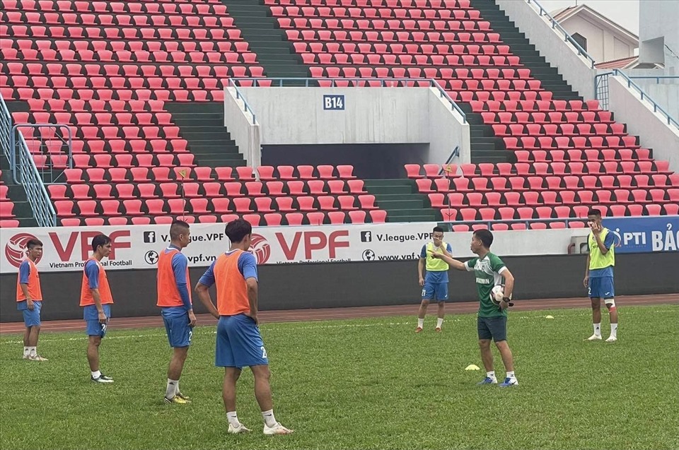 Nhóm các cầu thủ trẻ vẫn tập luyện bình thường trước vòng 7 V.League 2021. Ảnh: H.A