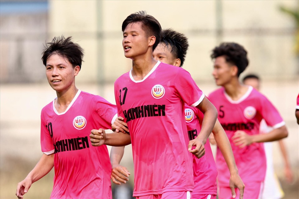 Các cầu thủ U19 Sài Gòn ăn mừng bàn mở tỉ số. Ảnh: BTC