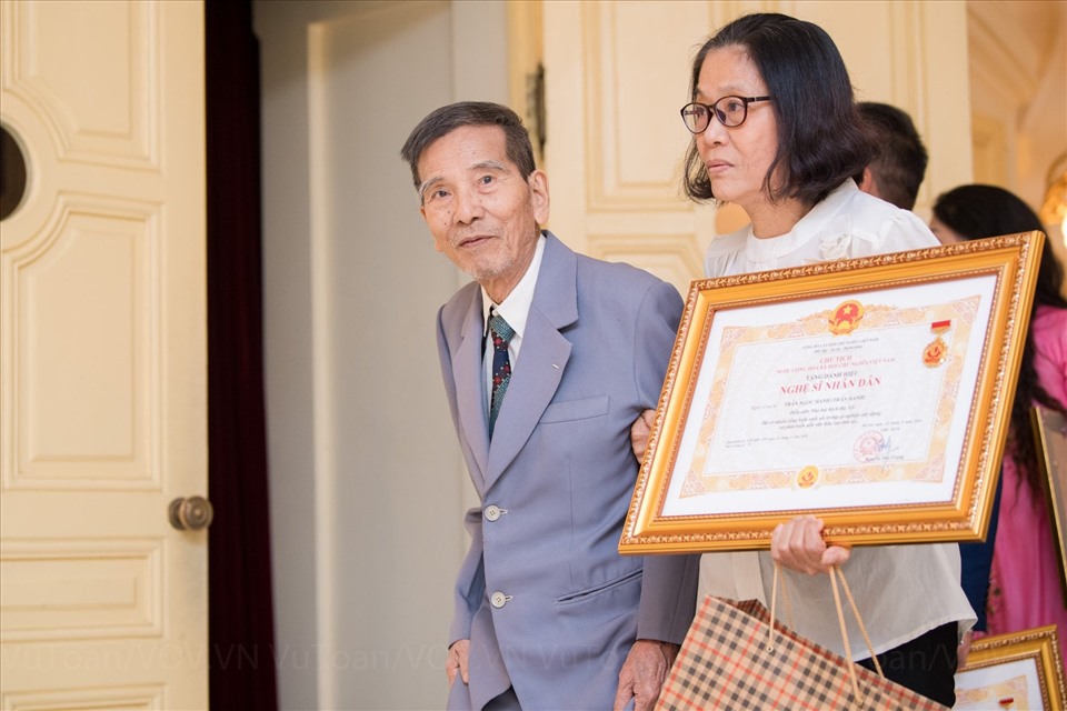 NSND Trần Hạnh được trao tặng danh hiệu cao quý trong sự nghiệp. Ảnh: Vũ Toàn.