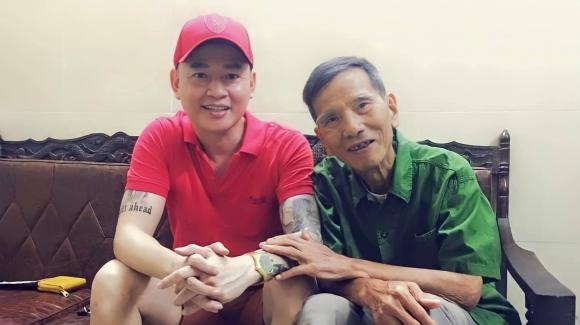 Diễn viên Tùng Dương đăng ảnh chụp với “bố Hạnh“. Ảnh: NSCC.