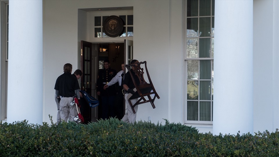 Nhân viên Nhà Trắng dọn dẹp để chuẩn bị đón gia đình ông Trump hồi năm 2017. Ảnh AFP
