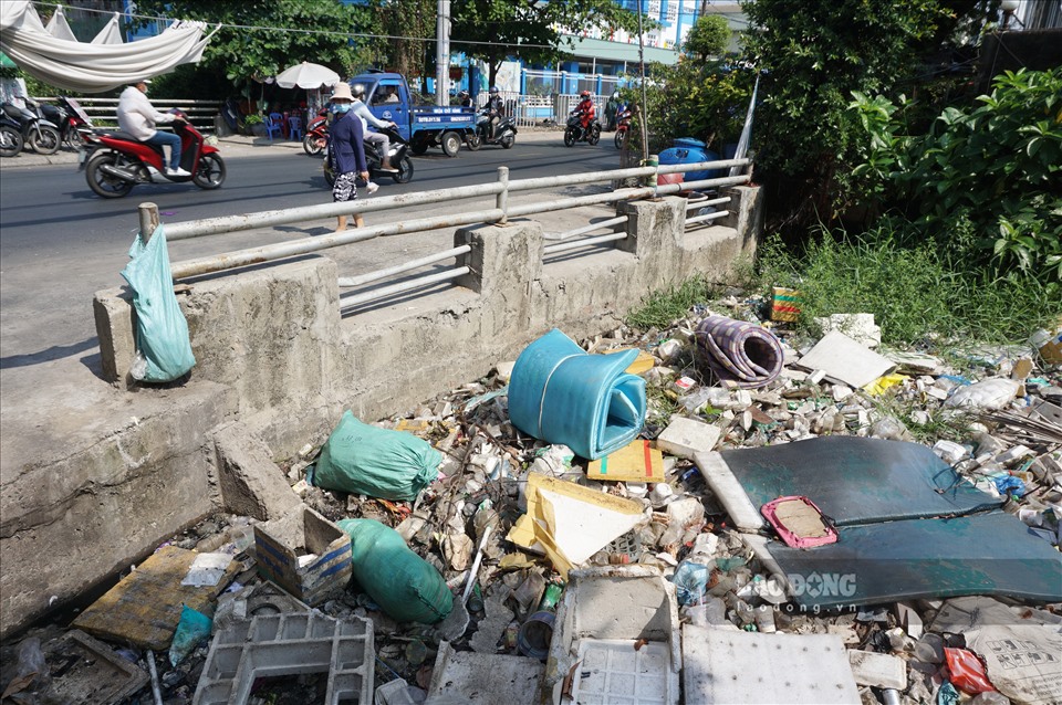 Theo bà Nguyễn Thị Lan (65 tuổi, sống trên đường Phan Huy Ích), đường Phan Huy Ích thường xuyên ngập nặng sau mưa là do rác thải dồn lại ngay miệng cống, nước không thể rút nên tràn lên đường.