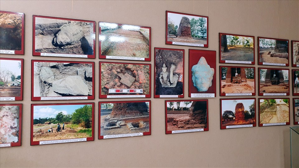 Những hình ảnh trưng bày tại nhà trưng bày của Di tích Tháp Vĩnh Hưng.